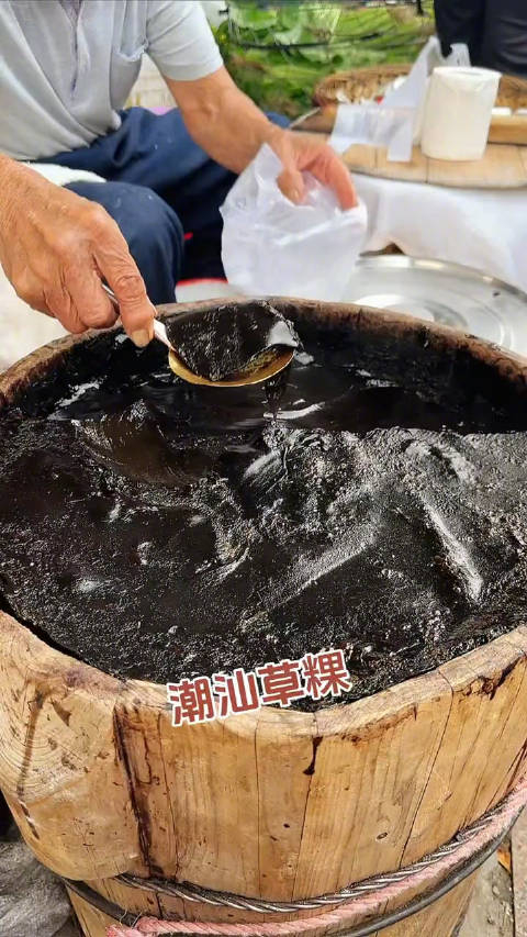 潮汕街头偶遇3元一大碗的草粿暖呼呼地口感爽滑巨