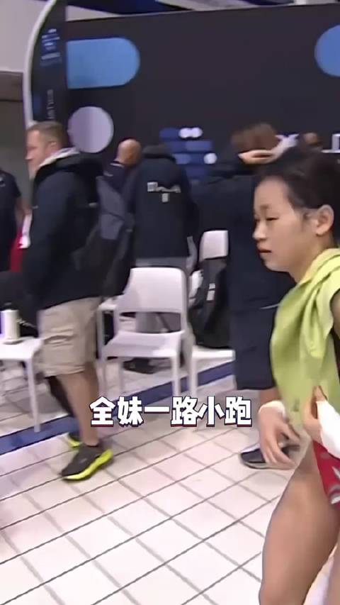 浓浓的闺蜜情全妹一路小跑为闺蜜竖起大拇指祝贺闺蜜摘银
