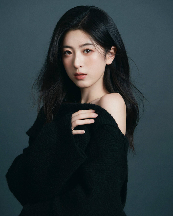 00后小花苏棋发布新写真,妆容素净尽显高级