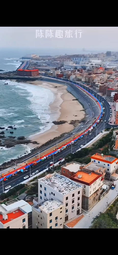 导航石狮祥芝码头,映入眼帘的就是半山腰上的居民楼和码头停靠的渔船