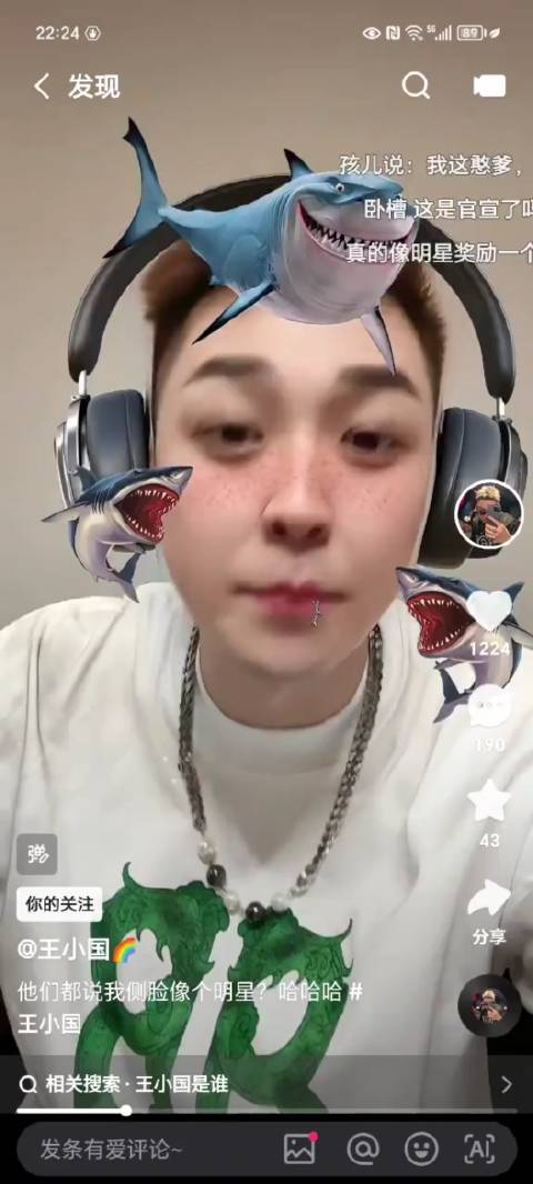 王小国发作品撒狗粮跟新女友亲嘴