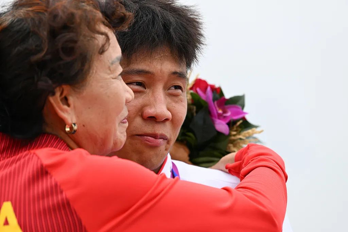 老帅肖丽拥抱何杰。资料图