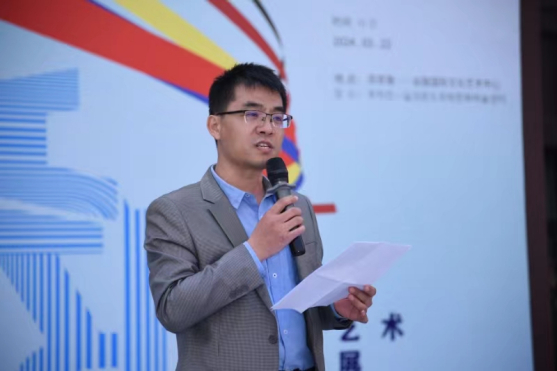 在交流展上,韩国嘉宾金美宣,画家fatdoo,中国嘉宾常云峰,画家王建卫