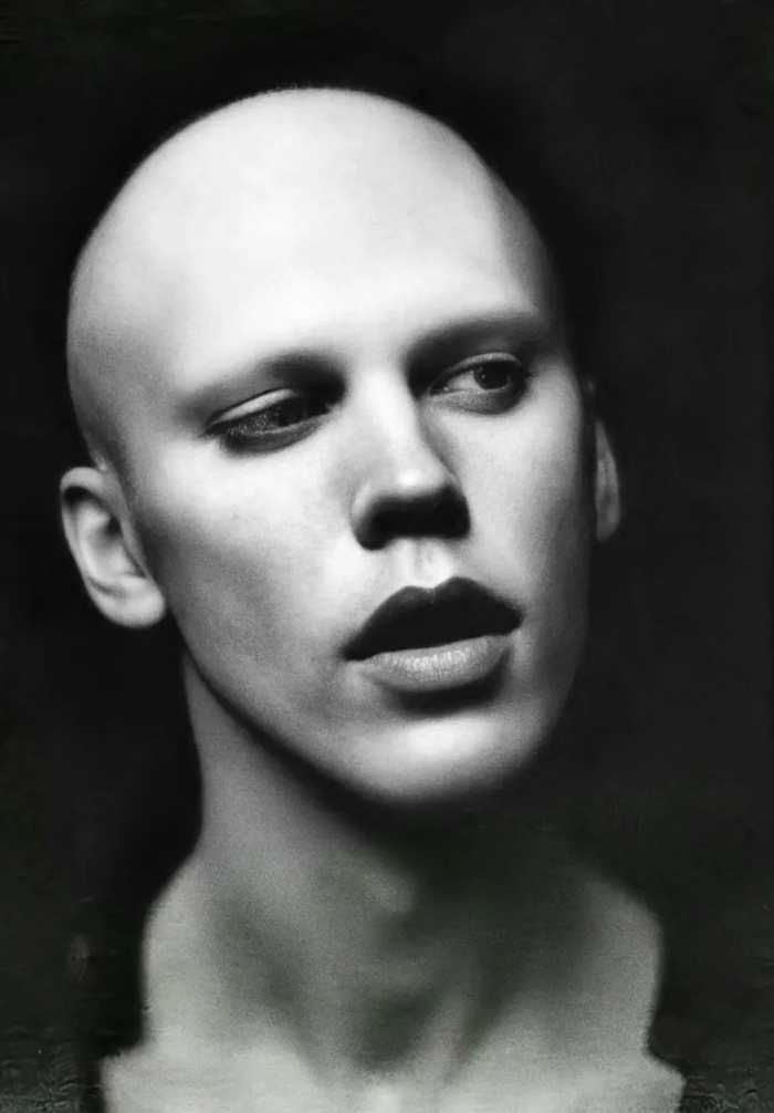 "去油"成功的他,成了《沙丘2》最性感反派|沙丘2|austin_新浪新闻