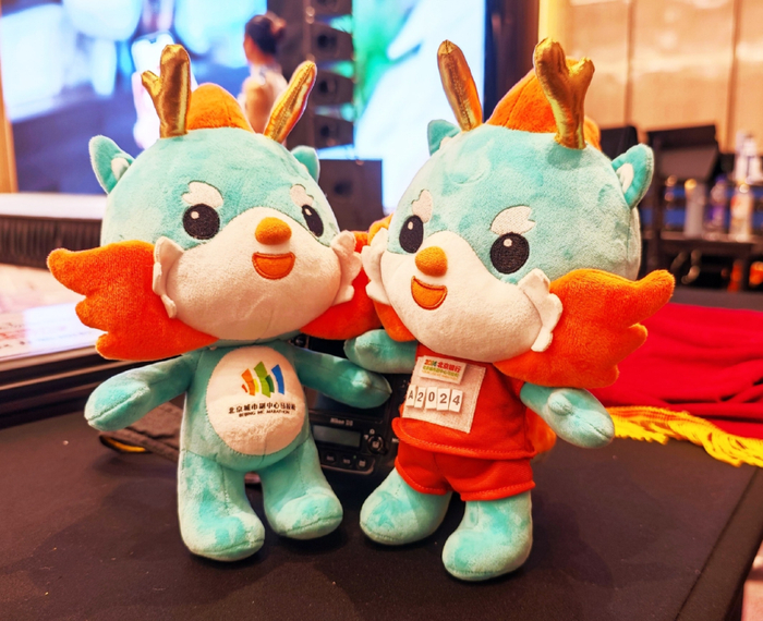 了玩偶形象,通体青色,圆圆的小肚皮,一双圆溜溜的大眼睛,透着精灵可爱