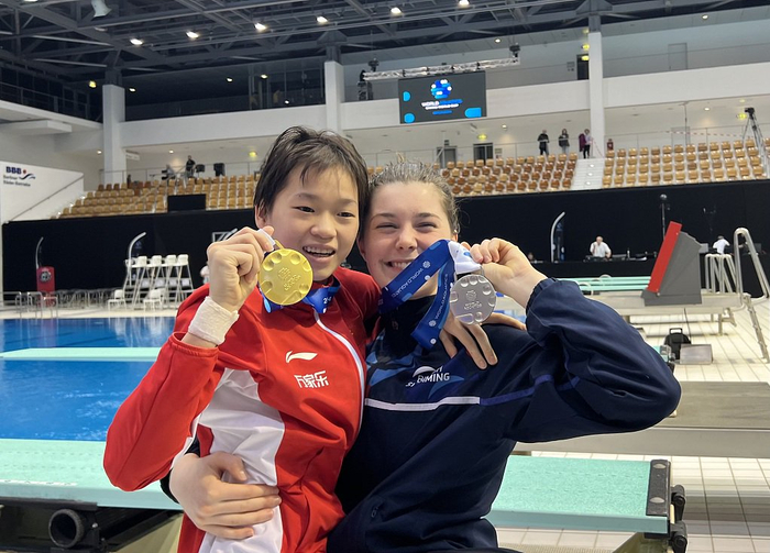 斯潘多里尼（右）抱起全红婵。