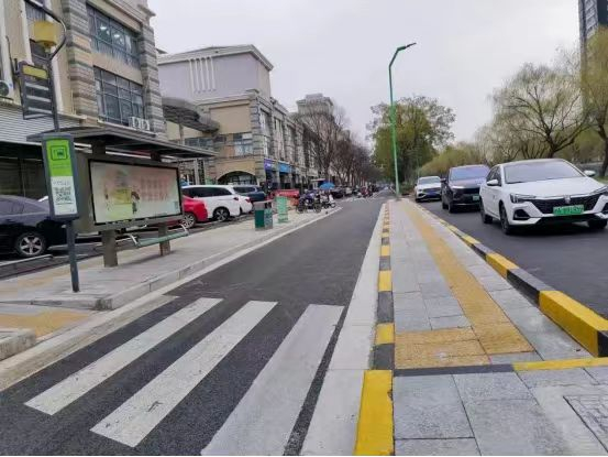 闵行这条人行道改造完工2个公交站台还进行了适老化改造