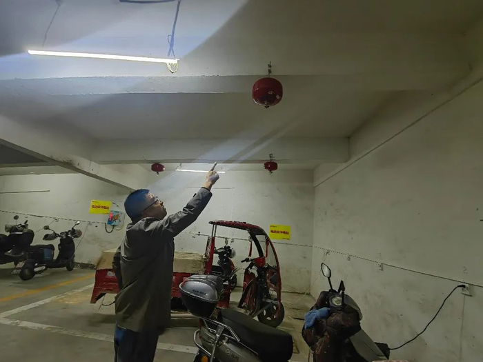 江南一小区电动车充电点紧邻电梯有隐患立即改迁