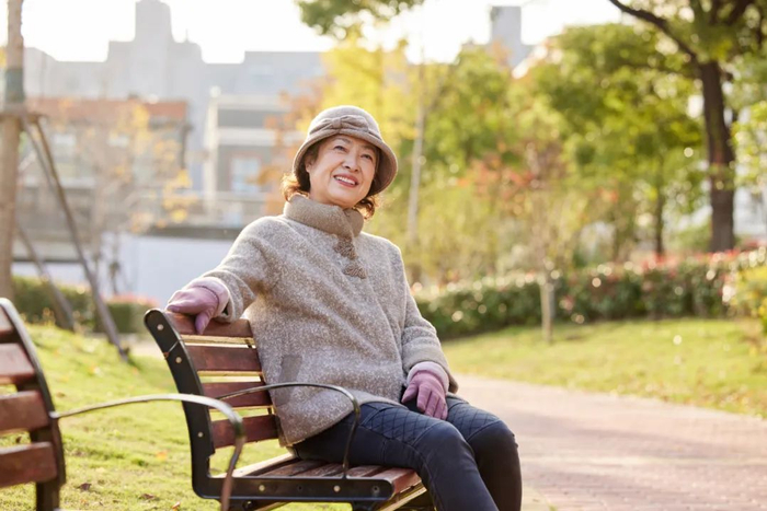 和白发做斗争的中年女人们