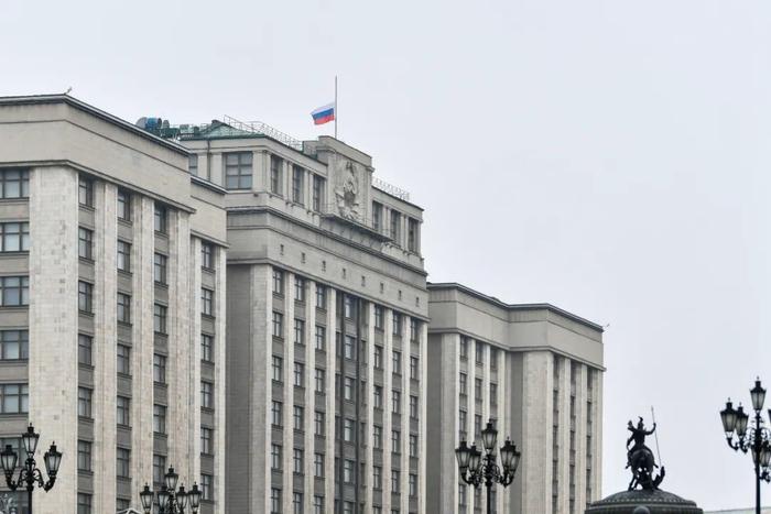 3月24日,在俄罗斯莫斯科,俄国家杜马大楼降半旗