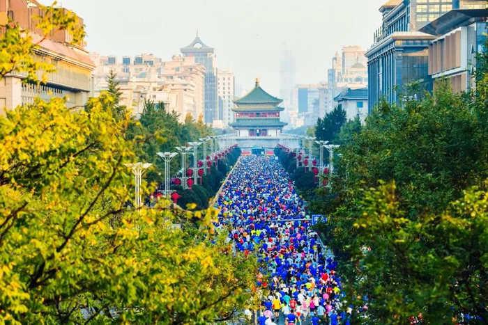 2023年,西安马拉松赛路线全面焕新,将终点设在西安奥体中心.