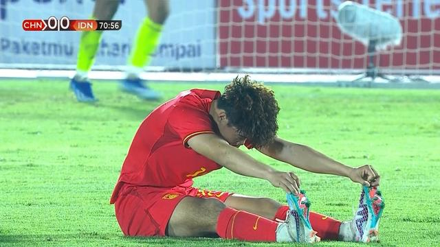 球烫脚国青队员反击拔脚就抡射偏后倒地抱头按腿一条龙