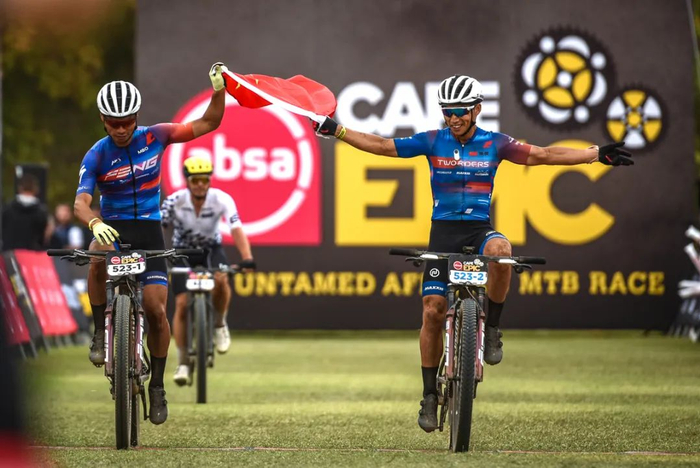 cape epic s7:收官之战闪电车队捧起总冠军 ghost女