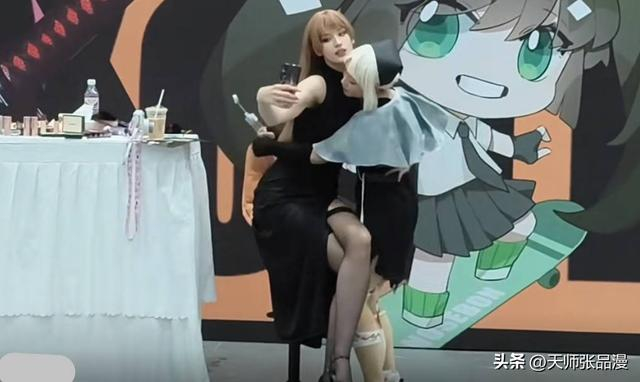 知名美女coser被质疑性别当事人穿丝袜和开叉裙霸气回应