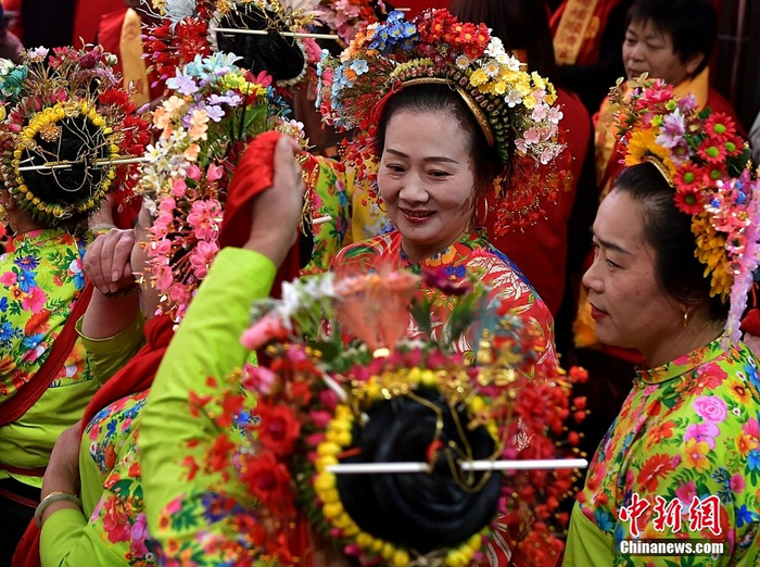 【图片故事】"簪花围"出圈 蟳埔女享文旅新生活|张斌|福建省_新浪新闻