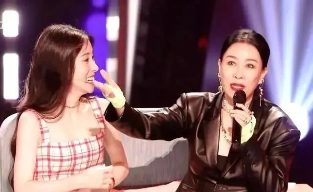 面容消瘦法令纹明显,未婚生子显孤独|张碧晨_新浪新闻