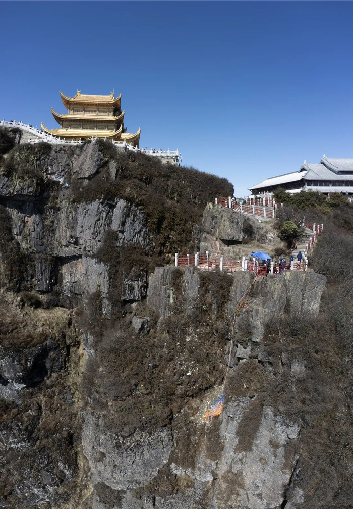 在山上留宿,2月7日晚上徒步下山,当天21点40分左右,曾出现在雷洞坪灵