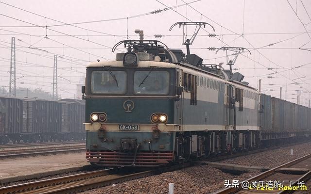 牵引货物列车的6k型电力机车1992年10月21日0时,位于三门峡市境内的