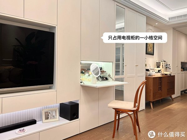 当然,不止是电视柜内,卧室的柜子或衣帽间柜子,都可以考虑嵌入.