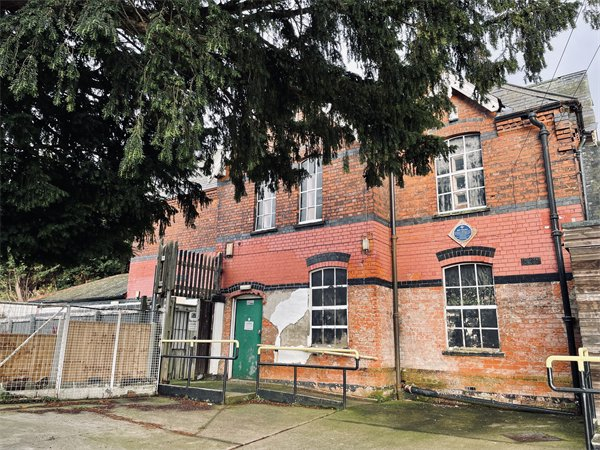 早已和诺丁汉其他的城郊住宅区没什么两样,被英国典型的联排别墅占据