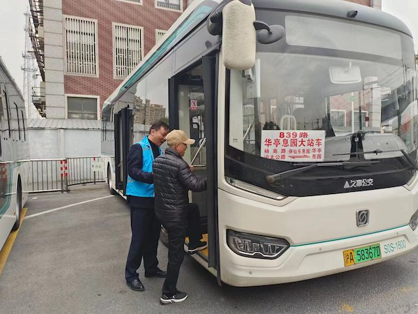 增投班车加密班次沪上公交助力清明祭扫