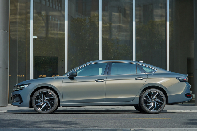 5t发动机,全新大众迈腾实车曝光!|大众汽车|迈腾|现款_新浪新闻