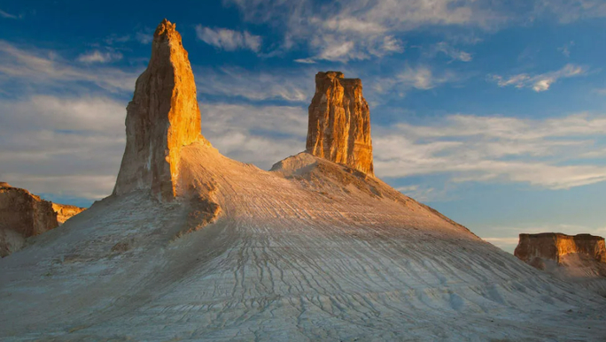 谢尔卡拉山从正面看像毡房,绕到后面就会发现原来这是一座狮子山,当地