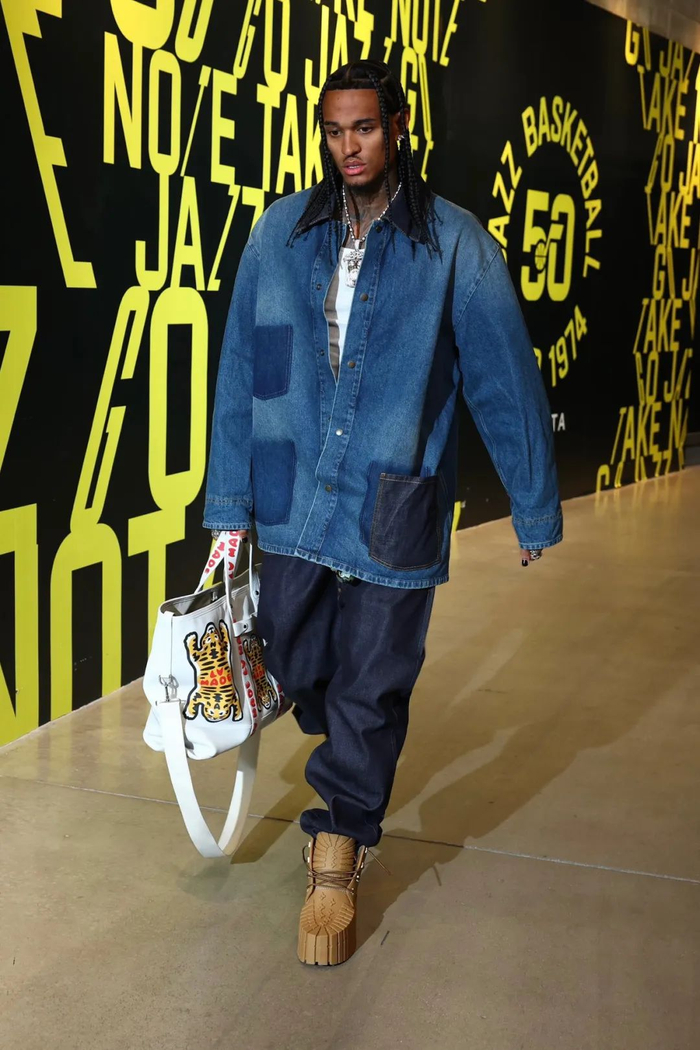 据品牌官方的描述,该鞋款的创意灵感来自于工地,其名称 2 x 4 则来自