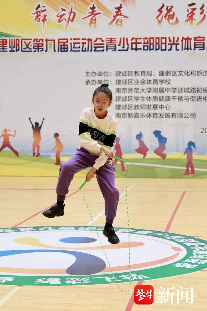 字穿梭跳绳,4x30秒交互绳速度接力,6x30秒双摇跳绳接力,2人车轮跳花样