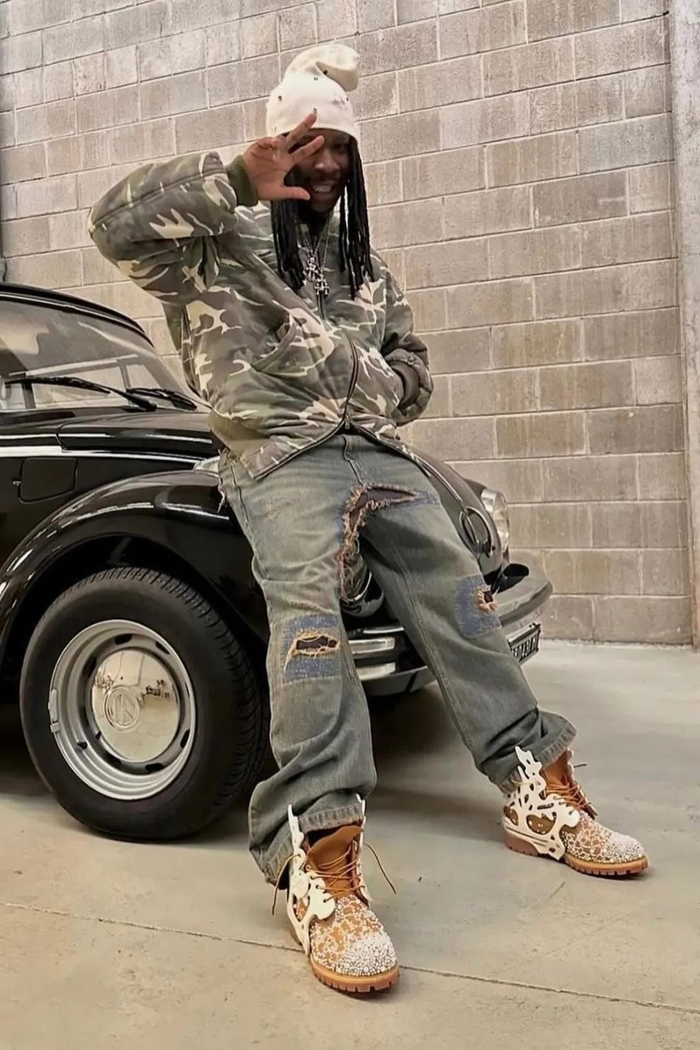 该玩法此前由 errolson hugh 于球鞋领域带起,并于 acronym x nike