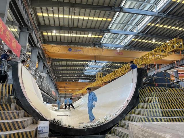 汕尾明阳新能源工厂内正在生产叶片 澎湃新闻记者拍摄