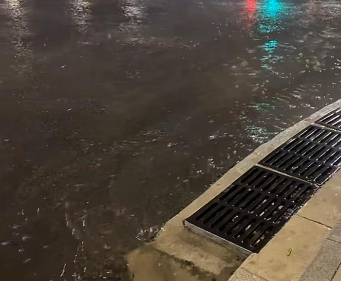 南京街头一排水口高过路面?