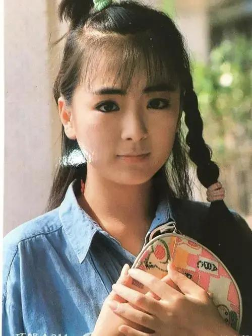 以前拍戏,赵永馨跟刘雪华在片场最爱"整蛊"秦汉,有一次故意在他面前