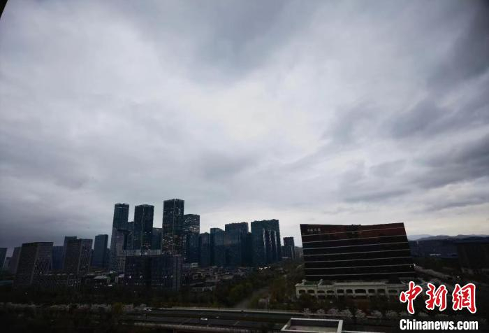 气象台通报称,当日11—14时,浙江龙泉市,临安区,泰顺县,余杭区,平阳县