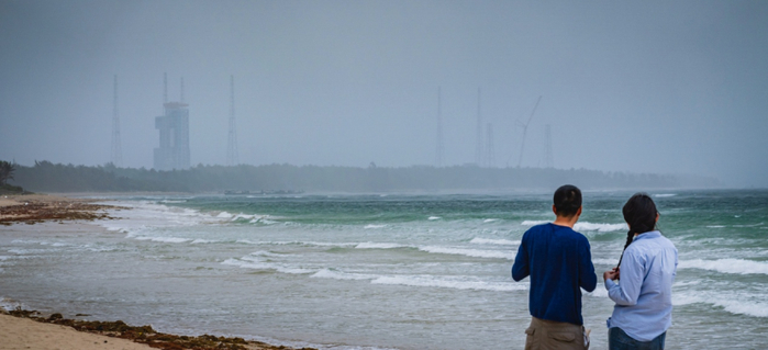 2024年3月19日，游客在文昌东郊椰林眺望海南国际商业航天发射场的2个新建发射工位，它们将在年内投入使用。