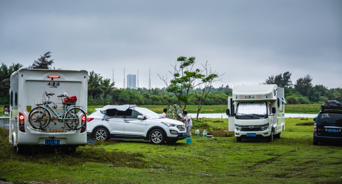 3月19日傍晚，距离长征八号火箭起飞还有16个小时，就已经有游客将房车停放在发射场外适合观看的空地，露营等待点火时刻。
