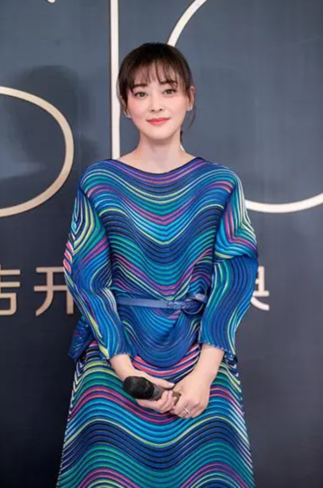 48岁梅婷新剪了新刘海年轻10岁,穿印花衫 半裙,美得像换了个人|梅婷