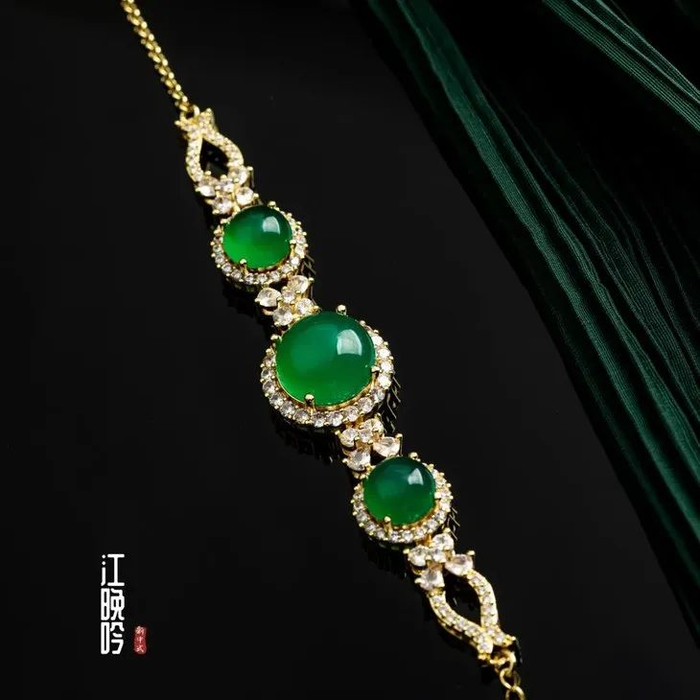 这件"绿玛瑙",轻松戴出王妃般的优雅|首饰_新浪新闻