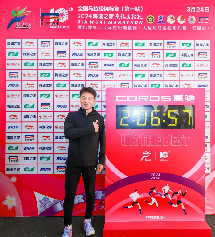 何杰和自己的新纪录合影。