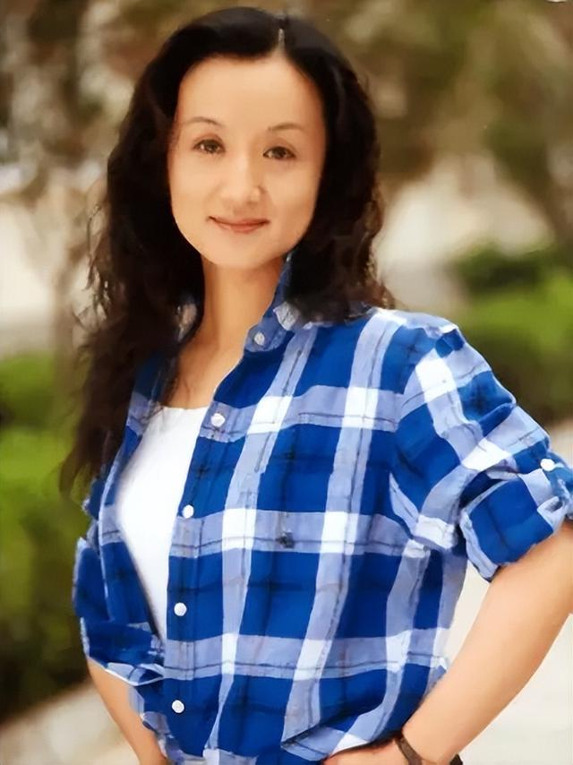 1989年,上海电视剧的富敏和张弘两位导演,准备拍摄一部表现中学生学习