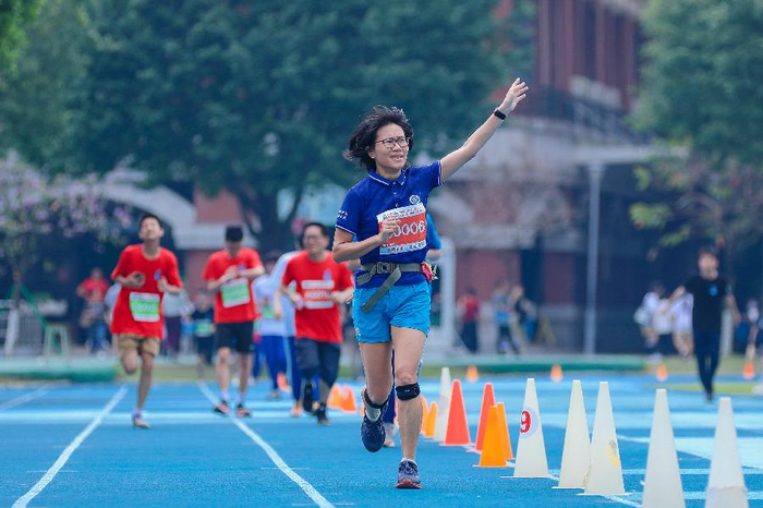 开跑广东华侨中学校园马拉松燃动春日