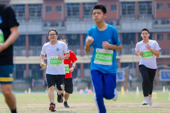 开跑广东华侨中学校园马拉松燃动春日