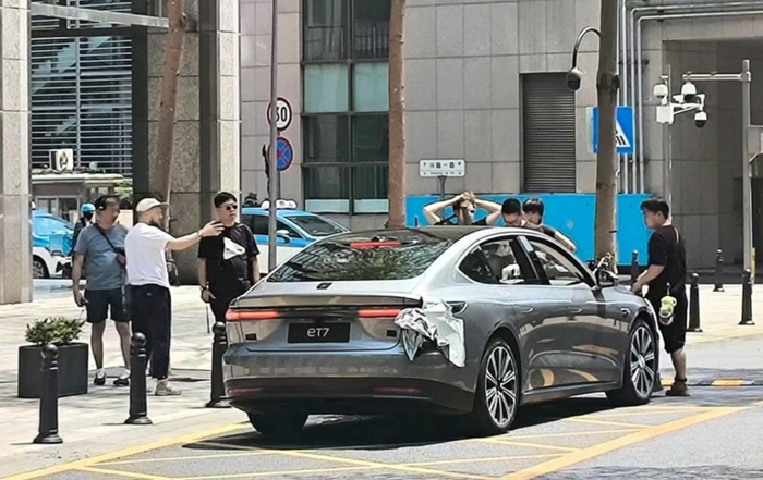 2024 款蔚来 et7 谍照曝光:新增月灰银车色,后排配娱乐屏|蔚来|谍照