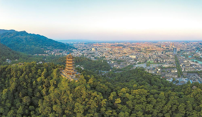 位于都江堰市玉垒山的玉垒阁视野开阔,可北望龙门山脉,西瞰都江堰水利