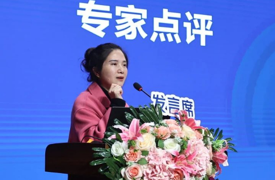 陈晓霞老师代表课题组作开题报告,从课题核心概念的发展,研究现状