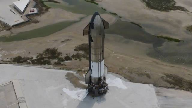 今晨星舰s29完成6台猛禽火箭发动机的全程静态点火它将与b11超重推进