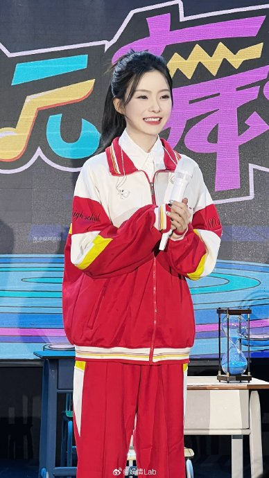 校服是多少人青春的纪念 @陈卓璇 穿着母校贵阳一中的校服演唱 《想哭
