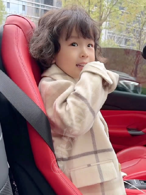 牌牌琦小伊伊女儿小石榴放学回家在路上碰见班里的男同学