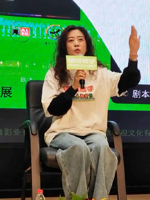 电影银河写手西安路演现场导演编剧单丹丹在西北大学分享幕后故事用爱