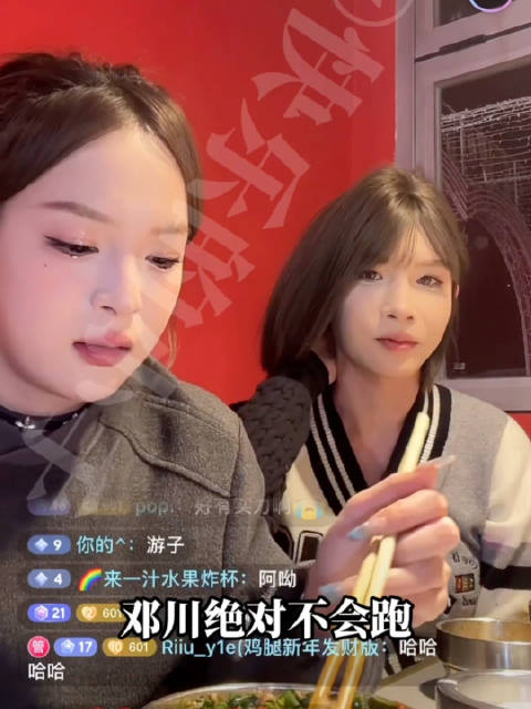 周周小可爱被几十人人围着要打阿游偷偷溜走了